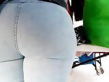 Vendedora con enorme culote