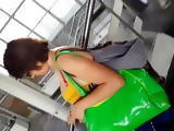  Siguiendo a Una tetona caminando 