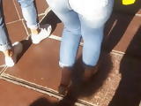 Novinha rabuda deliciosa rebolando jeans 