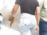Morena caminhando com o corno