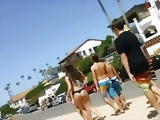 Un joli petit cul sur la plage bikini