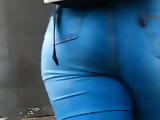 Gostosa desfilando no jeans big ass in the jeans