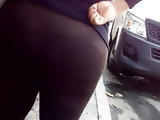 Un colote de  gorda en mallas cafes transparentes