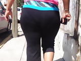 Rica madura se le marca delicioso la tanga