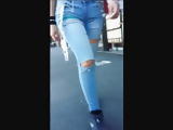Morocha en jeans ajustados, tremendo culo!