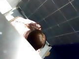 chica con enorme culo meando casi me descubre wc spy