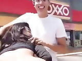 Me cachondeo a mi novia fuera del oxxo