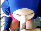 Cewek jilbab belajar hisap di toilet umum